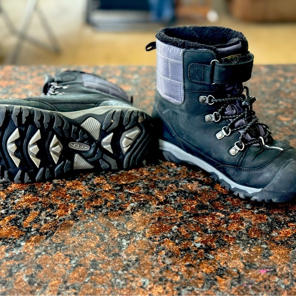 Size 2 Keen Kids hunting boots - Picture 3 of 5